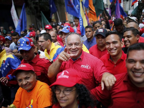 Diosdado Cabello (au centre) a été à deux reprises président du Parlement vénézuélien, jusqu'à la victoire fin 2015 de l'opposition aux élections législatives (archives). © KEYSTONE/AP/ARIANA CUBILLOS