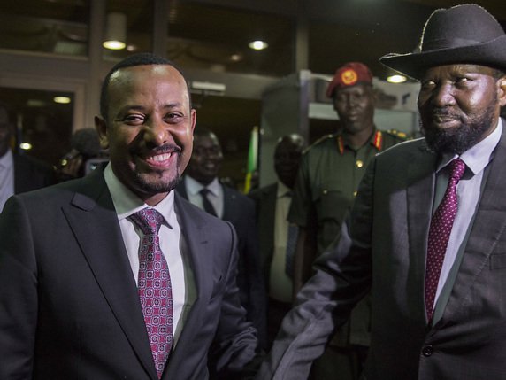 Le président sud-soudanais Salva Kiir, arrivé dans l'après-midi à Addis Abeba, a été accueilli par le Premier ministre éthiopien Abiy Ahmed. © KEYSTONE/AP/MULUGETA AYENE