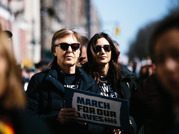 Le dernier opus du musicien Paul McCartney "New" remonte à cinq ans. Ici avec sa femme Nancy Shevell lors de la "marche pour nos vies" organisée à New York en mars (archives). © KEYSTONE/EPA/ALBA VIGARAY