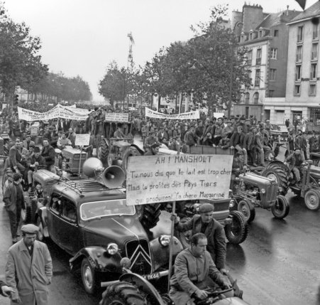 Exemple de la diversité des acteurs et des revendications de Mai 68, la grande manifestation du 24 mai 1968 à Nantes était menée par des paysans s’opposant au «régime capitaliste» et réclamant «la révolution complète de la société».  © AFP