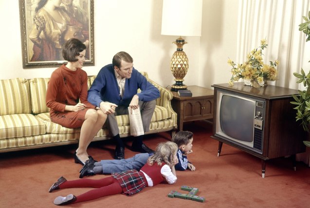 Une famille devant son poste TV. La classe moyenne a pu accéder à un niveau de confort réservé jusqu’alors aux classes bourgeoises.  © Alamy