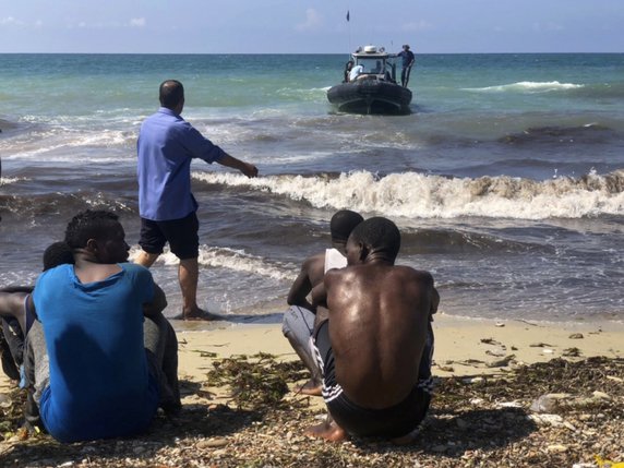 Des migrants ont été retrouvés sur un canot pneumatique abîmé au large de la Libye. Ils ont été secourus par les gardes-côtes du pays et ramenés sur la terre ferme. © KEYSTONE/AP Libyan Coast Guard