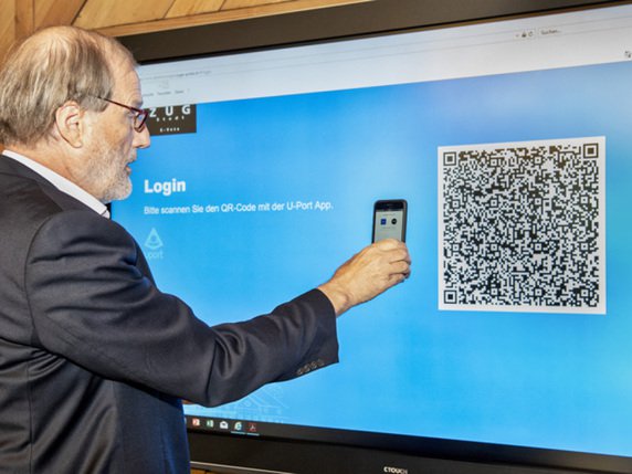 Le maire de Zoug a donné lundi le coup d'envoi à un vote électronique basé sur le blockchain. © Keystone