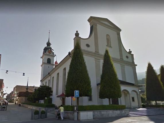 Le curé accro aux jeux a officié pendant 20 ans à l'église de Küssnacht (SZ) avant d'être relevé de ses fonctions en juin (archives). © googlemaps