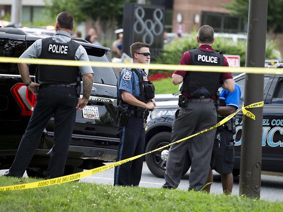 Le bâtiment où a eu lieu la fusillade a été évacué et sécurisé par la police à Annapolis. © KEYSTONE/FR159526 AP/JOSE LUIS MAGANA
