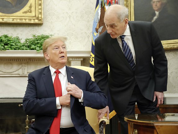 Donald Trump, à droite sur le cliché, adresse régulièrement des louanges en public à son secrétaire général John Kelly (archives). © KEYSTONE/AP/PABLO MARTINEZ MONSIVAIS