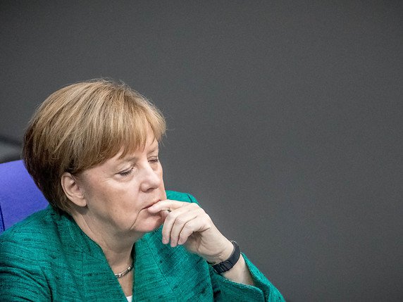Neuf mois après les élections législatives, Angela Merkel doit affronter la fronde de la CSU, qui exige un durcissement sur la politique d'asile (archives). © KEYSTONE/DPA/MICHAEL KAPPELER