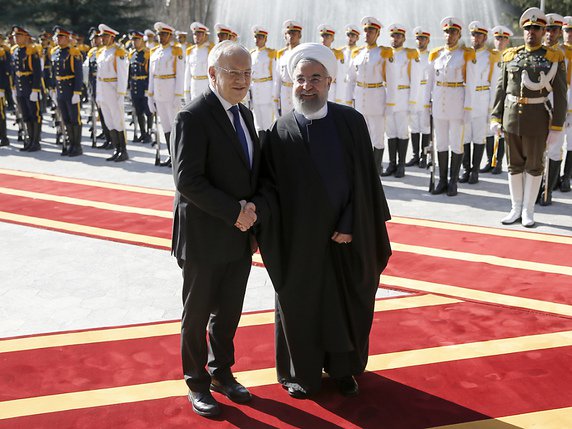 Le président iranien répond à l'invitation lancée par Johann Schneider-Ammann, alors président de la Confédération, lors de sa visite à Téhéran en février 2016 (archives). © KEYSTONE/PETER KLAUNZER
