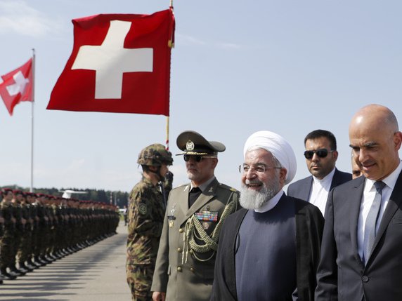 Alain Berset a accueilli le président Rohani avec les honneurs militaires. © KEYSTONE/PETER KLAUNZER