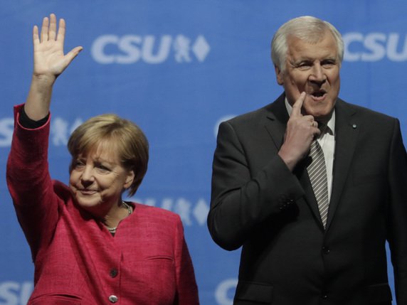 Le ministre rebelle de l'Intérieur de la chancelière allemande Angela Merkel, Horst Seehofer, a finalement annoncé vouloir rester en place (archives). © KEYSTONE/AP Files/MATTHIAS SCHRADER