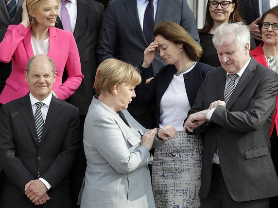 Après avoir négocié un compromis en matière de politique migratoire, la chancelière allemande Angela Merkel (CDU) et son ministre de l'Intérieur Horst Seehofer (CSU) doivent désormais convaincre le troisième partenaire de leur coalition gouvernementale: le SPD (archives). © KEYSTONE/AP Files/MICHAEL SOHN