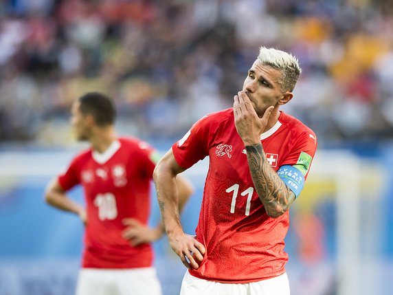 Immense désarroi dans les rangs de l'équipe et sur le visage de Valon Behrami © KEYSTONE/LAURENT GILLIERON