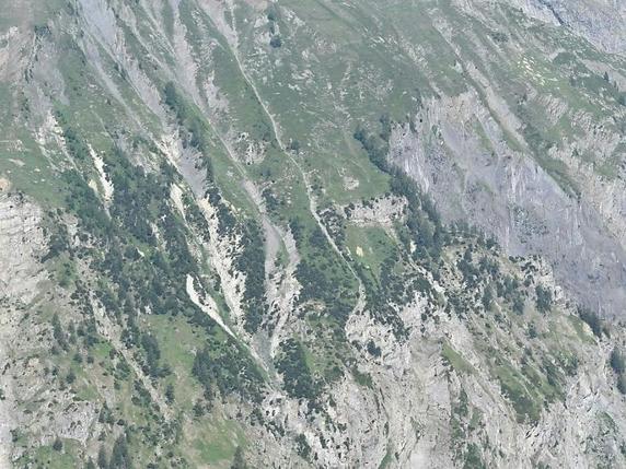 Le parapentiste allemand a perdu la vie samedi vers 15h00 sur le flanc de montagne qui surplombe Ausserberg (VS). © Police cantonale valaisanne