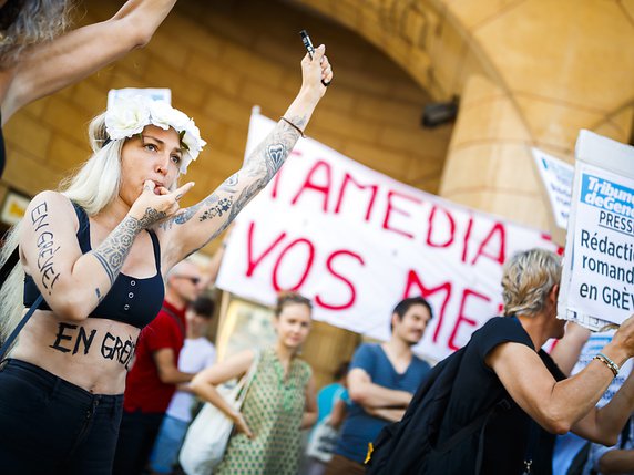 Plus de 200 personnes ont manifesté mercredi à Lausanne pour soutenir la grève des journalistes romands de Tamedia. © KEYSTONE/VALENTIN FLAURAUD