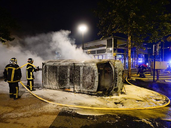 Plusieurs dizaines de véhicules ont à nouveau été incendiés dans quatre quartiers dits "sensibles" de Nantes (archives). © KEYSTONE/EPA MAXPPP/OUEST-FRANCE/FRANCK DUBRAY