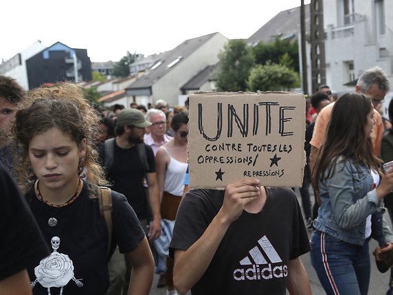 Les participants à la marche blanche à Nantes réclament la "vérité" sur la mort d'un jeune, tué lors d'un contrôle policier. © KEYSTONE/AP/MICHEL EULER