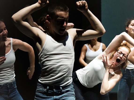 Dans "What we are looking for", de jeunes danseurs ont illustré la tension entre l'appel du groupe et la soif d'indépendance, en lien avec le thème de la solitude de la 35e édition du Belluard Festival. © Keystone