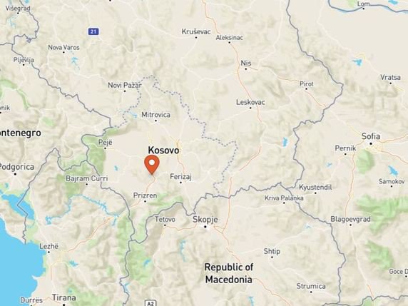 L'accident s'est produit sur une route à la hauteur de la ville de Suva Reka au Kosovo, dimanche en début d'après-midi (13h21), lorsque le véhicule des victimes est entré en collision avec un bus (OpenStreetMap) © Keystone