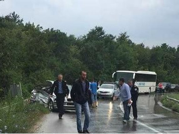 L'accident s'est produit sur une route à la hauteur de la ville de Suva Reka, dimanche en début d'après-midi (13h21), lorsque le véhicule des victimes est entré en collision avec un bus. © Behgjet Pacolli/Facebook