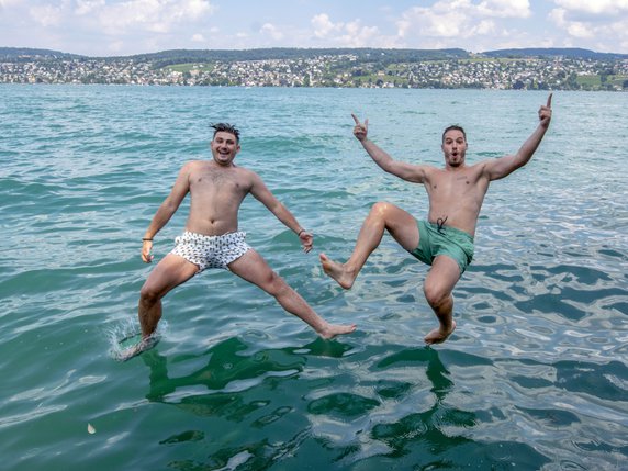 Avant de s'offrir aux sportifs mercredi, le lac de Zurich permettait la détente ce week-end. © KEYSTONE/WALTER BIERI