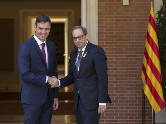 Le premier ministre espagnol Pedro Sanchez (a gauche) a accueilli le président indépendantiste catalan Quim Torra (à droite) au palais de la Moncloa, le siège du gouvernement, à Madrid. © Keystone/AP/ANDREA COMAS