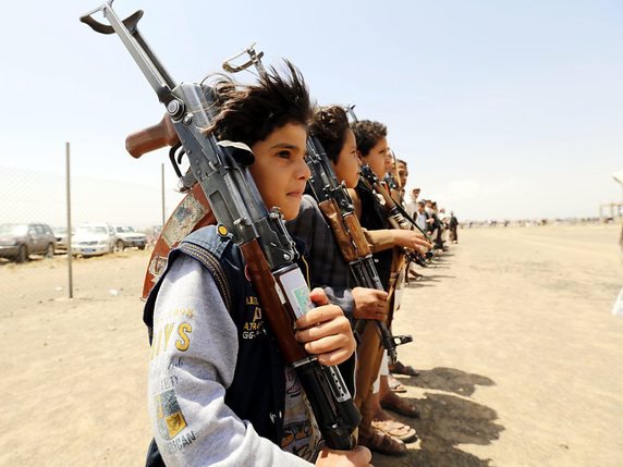 Selon les Nations unies, 842 enfants soldats, dont certains à peine âgés de 11 ans, ont été recrutés en 2017 au Yémen (archives). © KEYSTONE/EPA/YAHYA ARHAB
