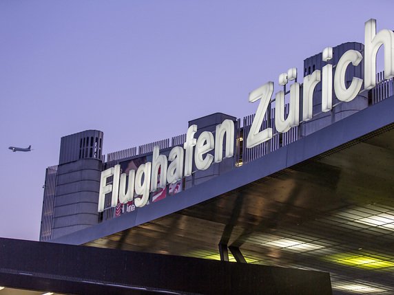 L'aéroport de Zurich a non seulement vu le nombre de passagers progresser en juin, mais aussi le volume de fret traité sur la plateforme aéroportuaire (archives). © KEYSTONE/GAETAN BALLY