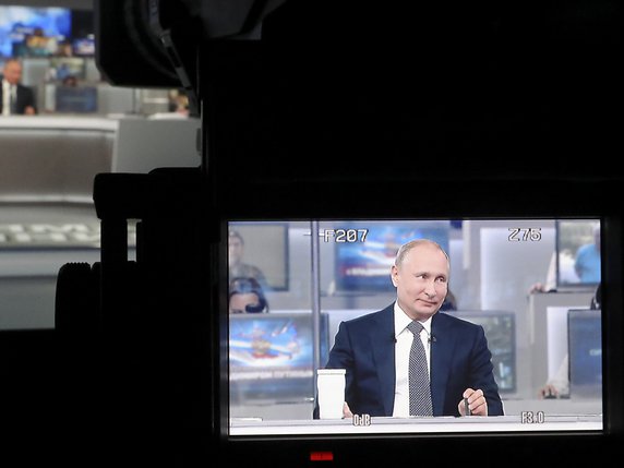 Un Russe sur dix convaincu de l'existence du "gouvernement secret" avoue en avoir trouvé les preuves en regardant des émissions à la télévision (photo prétexte). © KEYSTONE/AP Pool Sputnik Kremlin/MIKHAIL KLIMENTYEV