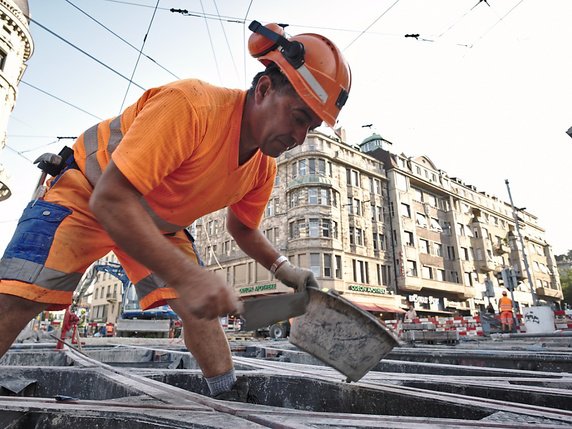 Les travailleurs de la construction sont à nouveau autorisés à porter des pantalons courts sur certains chantiers routiers. © Société suisse des entrepreneurs