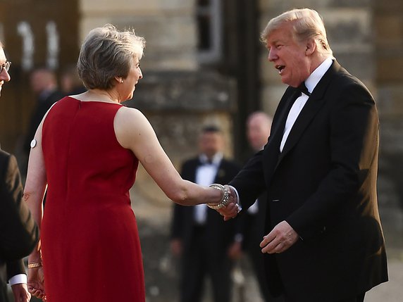 La première ministre britannique Theresa May a déroulé le tapis rouge pour accueillir le président américain Donald Trump pour un dîner de gala à Blenheim. © KEYSTONE/AP Pool AFP/BEN STANSALL