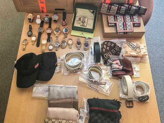 La police cantonale zurichoise a saisi des dizaines de contrefaçons de montres, bijoux et articles en cuir. © Police cantonale ZH