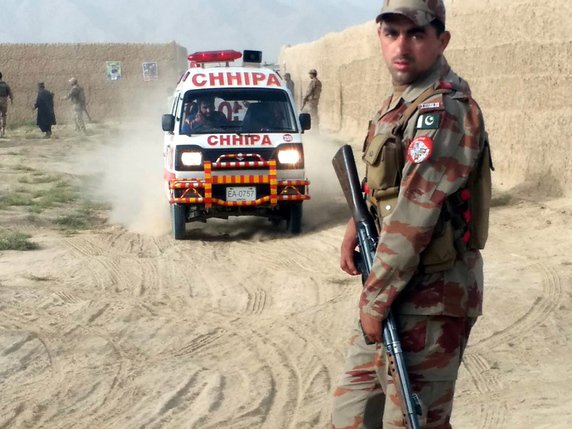 Un soldat pakistanais surveille les lieux de l'attentat-suicide qui a frappé une réunion électorale à Mastung, au sud-ouest du Pakistan. © KEYSTONE/EPA/STRINGER