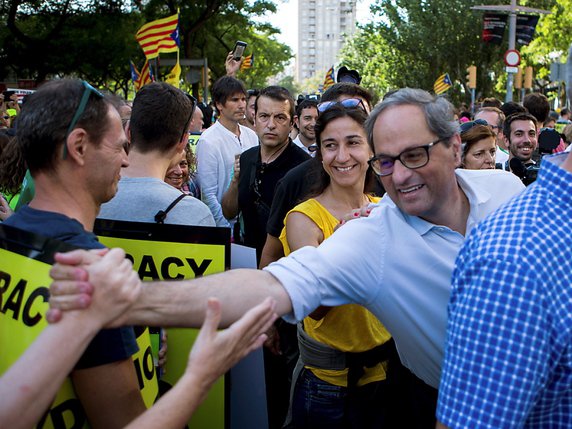 Le président de Catalogne Quim Torra (à droite) a manifesté avec des milliers de personnes à Barcelone pour réclamer la libération de dirigeants indépendantistes emprisonnés. © KEYSTONE/EPA EFE/ENRIC FONTCUBERTA