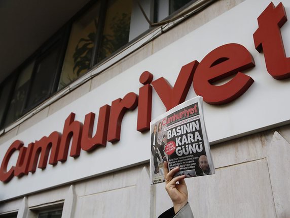 Le quotidien d'opposition Cumhuriyet est l'un des doyens de la presse turque. Il a été confronté à de nombreuses difficultés judiciaires ces dernières années (archives). © KEYSTONE/EPA FILE/CEM TURKEL