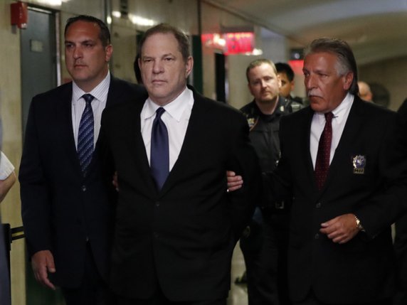 Harvey Weinstein (au centre), 66 ans, a été inculpé à New York pour des agressions sexuelles, y compris un viol, sur trois femmes différentes (archives). © KEYSTONE/EPA/JASON SZENES