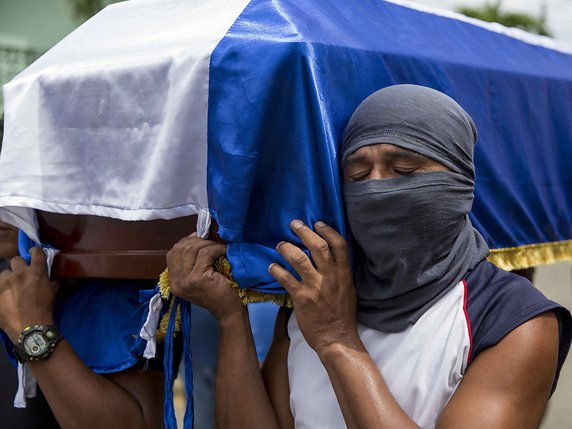 Des centaines de civils ont perdu la vie au Nicaragua lors d'affrontements entre les manifestants qui réclament le départ de leur président Daniel Ortega et les forces progouvernementales accusées de violence. © KEYSTONE/EPA EFE/JORGE TORRES