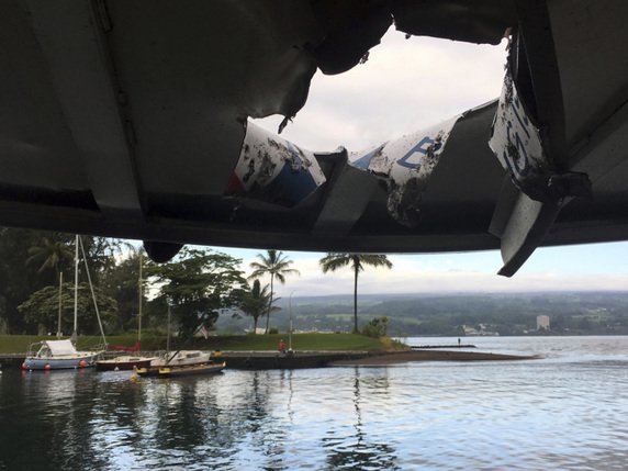 Une explosion de lave du volcan Kilauea à Hawaï a recouvert le toit du bateau touristique et y a creusé un large trou. © KEYSTONE/AP Hawaii Department of Land and Natural Resources