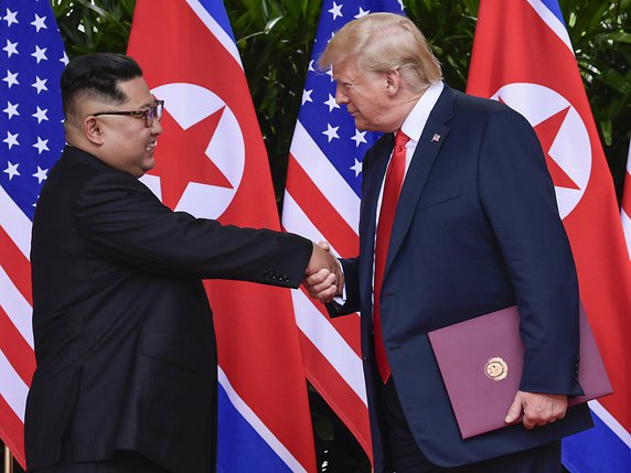 Plus d'un mois après le sommet historique entre le dirigeant nord-coréen Kim Jong-un et le président américain Donald Trump, aucune avancée concrète sur la dénucléarisation n'a été annoncée (archives). © KEYSTONE/AP Pool/SUSAN WALSH