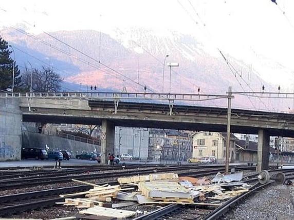 Le pont  ferroviaire de Beaulieu à Sierre (VS) sera démonté pour permettre le passage des trains à deux étages. L'ouvrage sera reconstruit une fois les oppositions réglées par le Tribunal administratif fédéral. Les CFF espèrent que le nouvel ouvrage sera disponible en 2020 (archives). © Keystone/KAPO WALLIS/