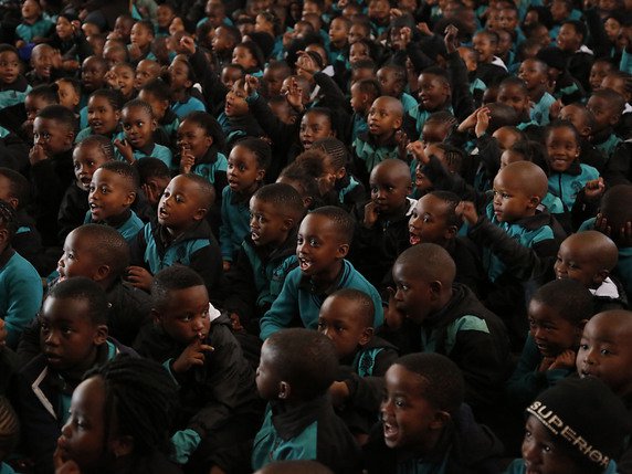 Des townships aux quartiers chics de Johannesburg, en passant par les écoles, l'Afrique du Sud a salué l'héritage de Nelson Mandela. © KEYSTONE/AP/DENIS FARRELL