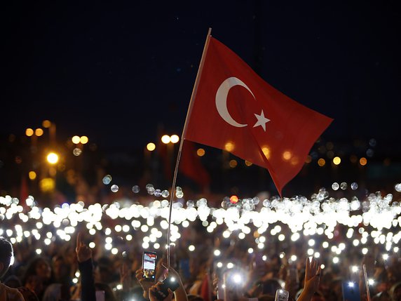 La Turquie a commémoré le 15 juillet le deuxième anniversaire de la tentative de putsch pour renverser le président Recep Tayyip Erdogan en organisant une série d'événements en l'honneur de quelque 250 personnes qui ont été tuées en tentant de s'opposer aux putschistes (archives). © KEYSTONE/AP/EMRAH GUREL