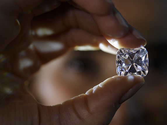 Les chercheurs pensent désormais que les vieilles roches souterraines contiennent au moins 1000 fois plus de diamants qu'ils ne le croyaient précédemment. © KEYSTONE/MARTIAL TREZZINI