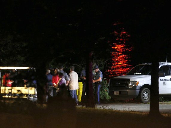 Vers 23h00 (heure locale), les secours s'activaient toujours sur un lac du Missouri, le Table Rock Lake. © KEYSTONE/AP The Springfield News-Leader/ANDREW JANSEN