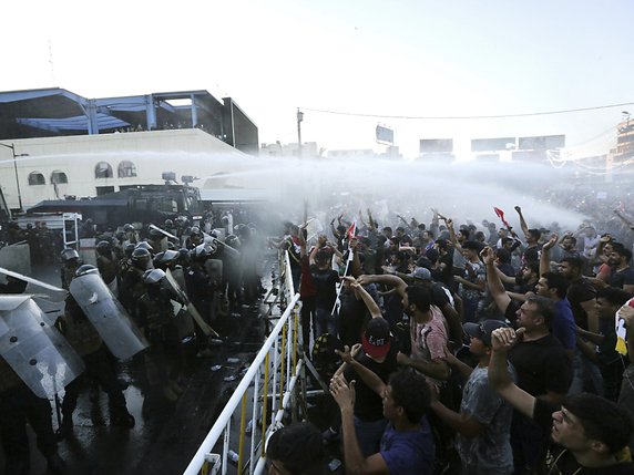 Des centaines de manifestants réunis sur la place Tahrir dans le centre de Bagdad ont été dispersés à coups de canons à eau et de gaz lacrymogènes. © KEYSTONE/AP/HADI MIZBAN