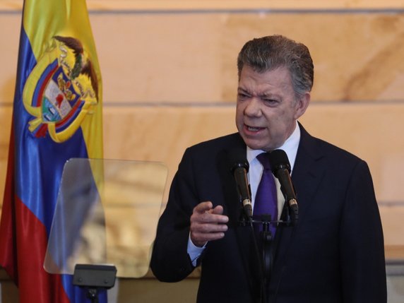 "Bienvenue dans ce temple de la démocratie !", a lancé le président colombien sortant Juan Manuel Santos aux anciens guérilleros des Forces armées révolutionnaires de Colombie (Farc) qui ont fait vendredi leur entrée au parlement. © KEYSTONE/EPA EFE/MAURICIO DUEÑAS CASTAÑEDA