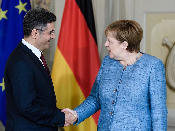 Les relations entre l'Allemagne et la Turquie se détendent. Angela Merkel rencontrait l'ambassadeur de Turquie en Allemagne, Ali Kemal Aydin, le 6 juillet dernier à Berlin (archives). © KEYSTONE/EPA/CLEMENS BILAN