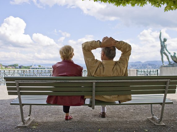 Actuellement en Suisse, la loi fixe l'âge de la retraite à 64 ans pour les femmes et à 65 ans pour les hommes (image symbolique). © KEYSTONE/GAETAN BALLY