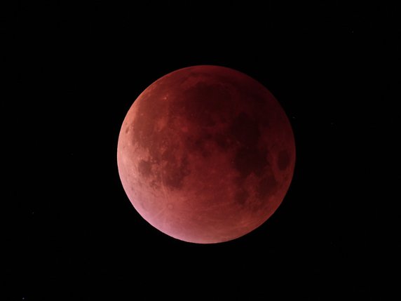 Lors d'une éclipse totale, la Lune apparaît rousse, comme ici en septembre 2015. © Observatoire Eschenberg