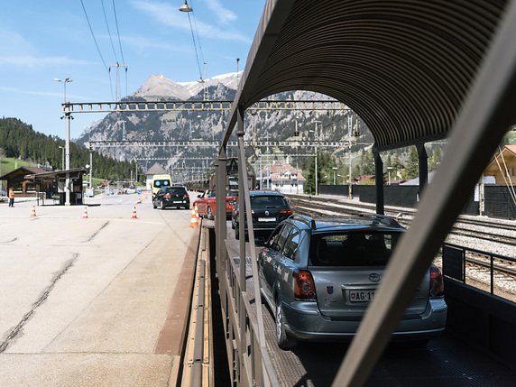 Le transport de voitures par le tunnel du Lötschberg sera affecté pendant les travaux (archives). © KEYSTONE/CHRISTIAN BEUTLER