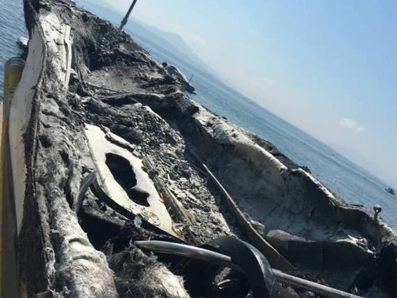 Un bateau a pris feu mardi matin au large de Rolle (VD) et a été totalement détruit. Les deux occupants ont été brûlés sur le bas du corps, mais leur vie n'est pas en danger. © Police cantonale vaudoise